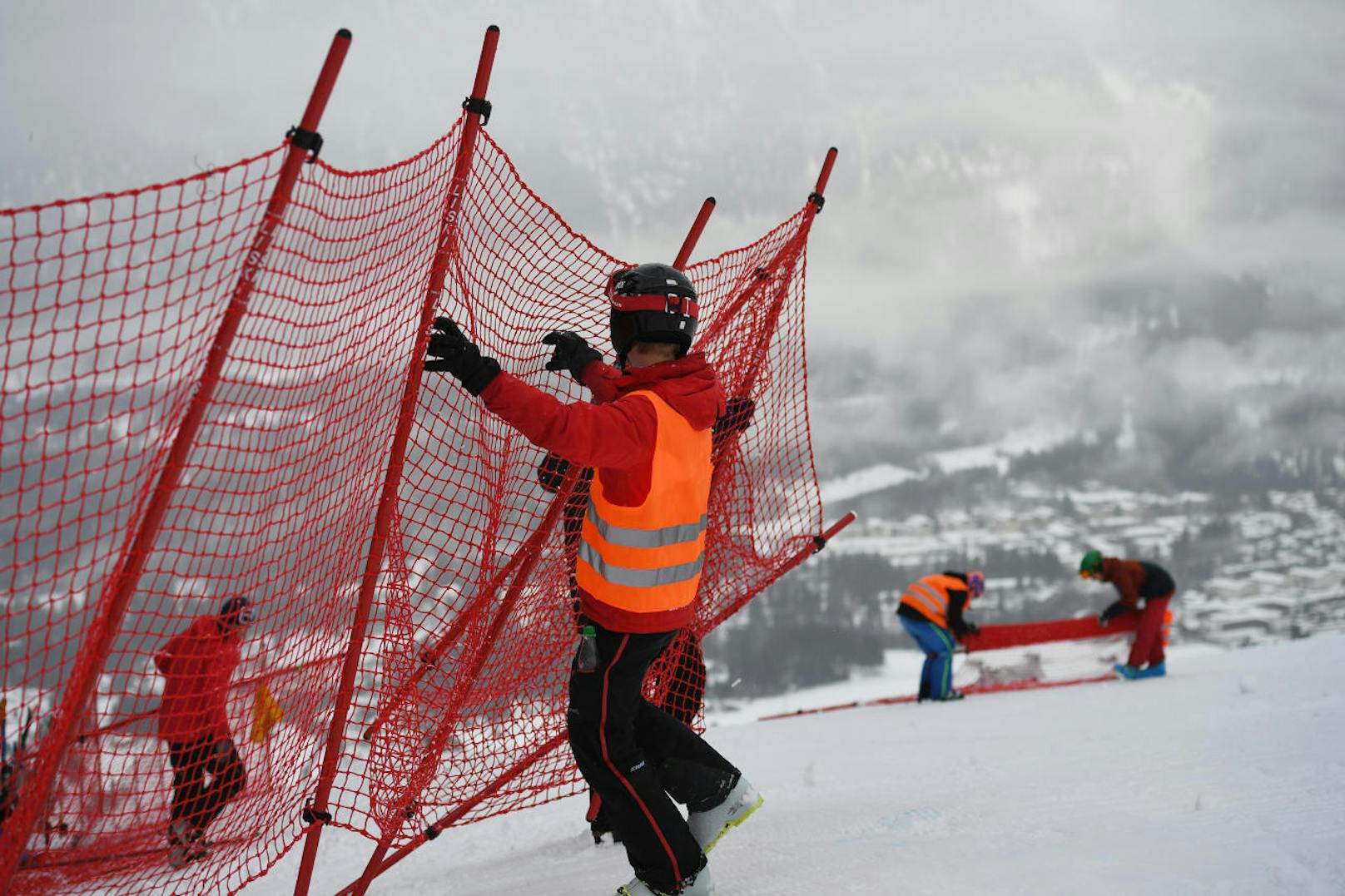 Die letzten Rennen vor der WM hätten in Garmisch stattfinden sollen - nämlich eine Abfahrt und ein Riesentorlauf. Aber: Schnee und Wind führten zu einer Absage.