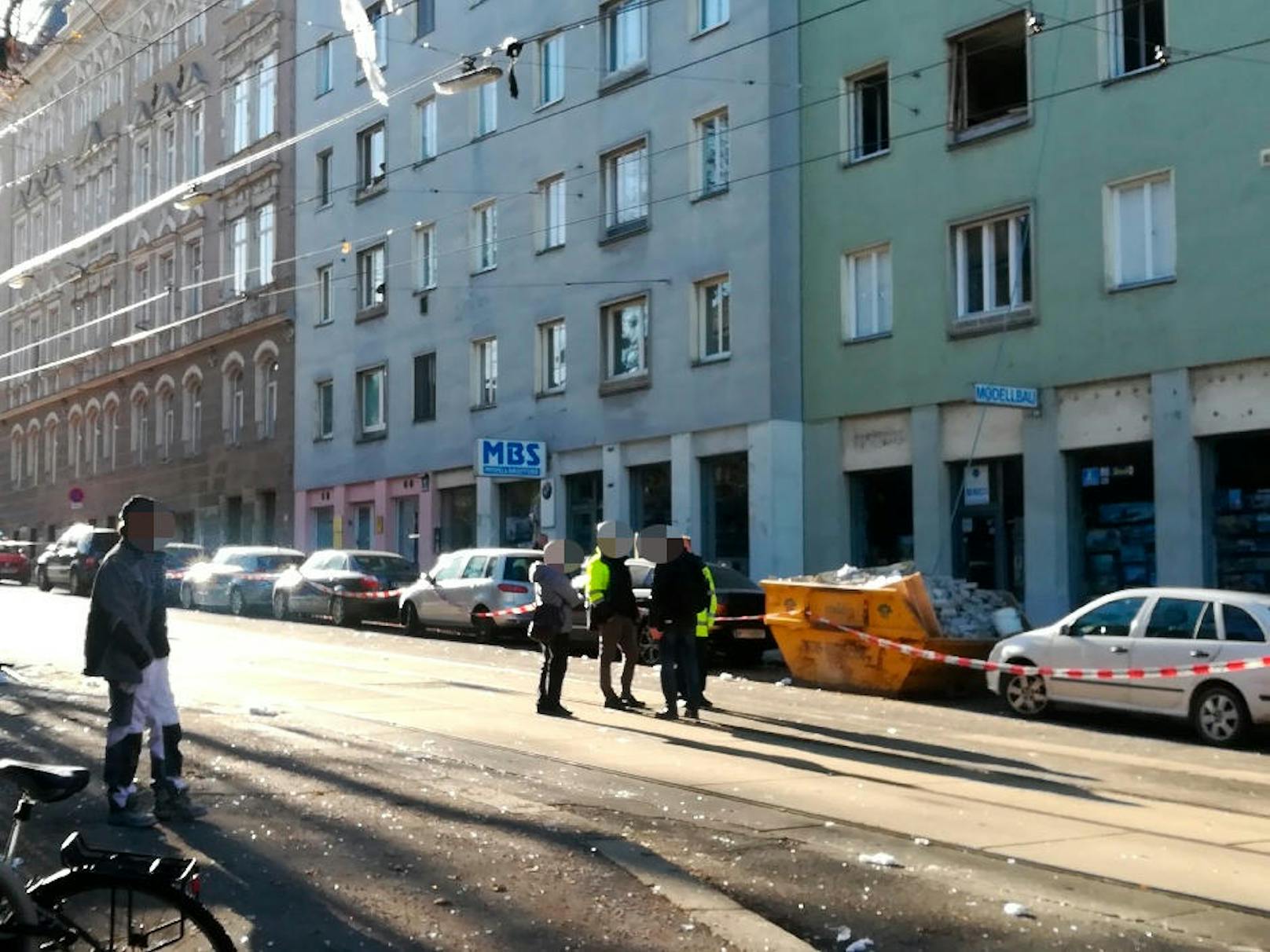 Nach ersten Informationen der Feuerwehr hat am Mittwochvormittag eine schwere Gasexplosion ein Wohnhaus in Wien-Döbling erschüttert,...