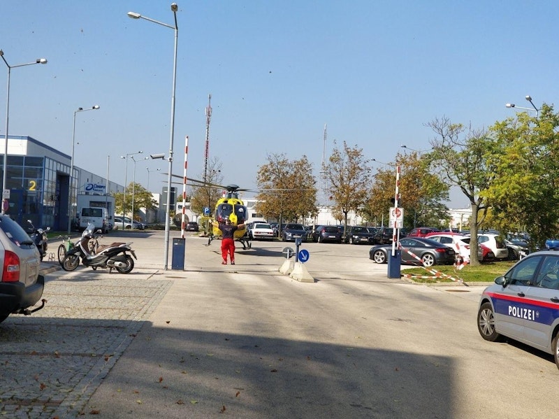 In einem Betrieb in Wien-Liesing trat ein Gemisch und Salzsäure und Salpetersäure aus. Die Feuerwehr rückte in Schutzanzügen an, ein Arbeiter wurde verletzt. 