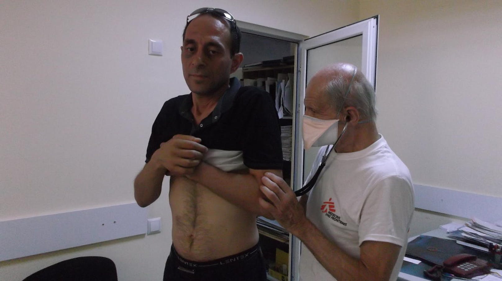 Aktuelle Fotos aus Armenien: Klaus Täuber bei der Behandlung eines Tuberkulosekranken. Bei der Untersuchung herrscht Maskenpflicht, da Patienten ansteckend sein könnten. 