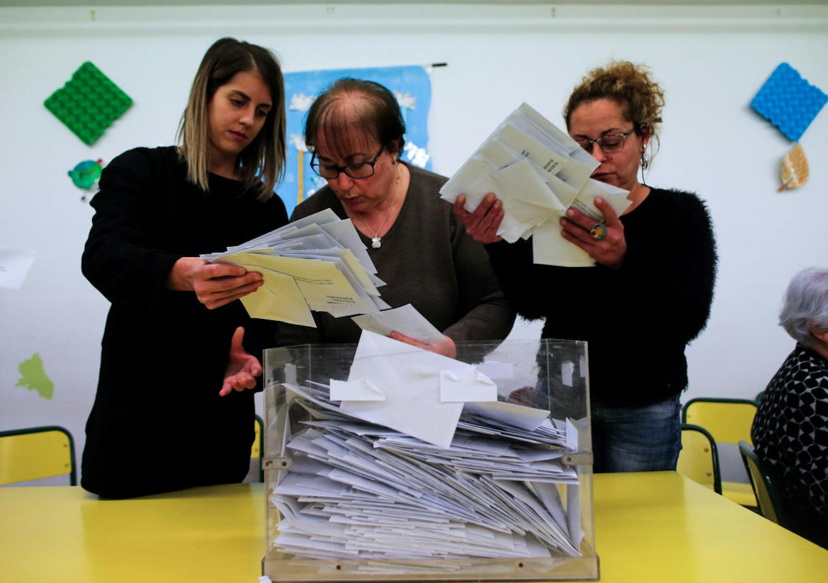 Bei der Regionalwahl in der spanischen Region Katalonien dürften die Separatisten nach offiziellen Teilergebnissen ihre absolute Mehrheit verteidigt haben.