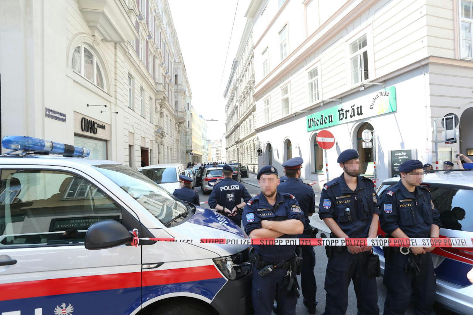 In Wien-Wieden hat ein Mann am Dienstag auf offener Straße zunächst eine Frau und dann sich selbst erschossen. 