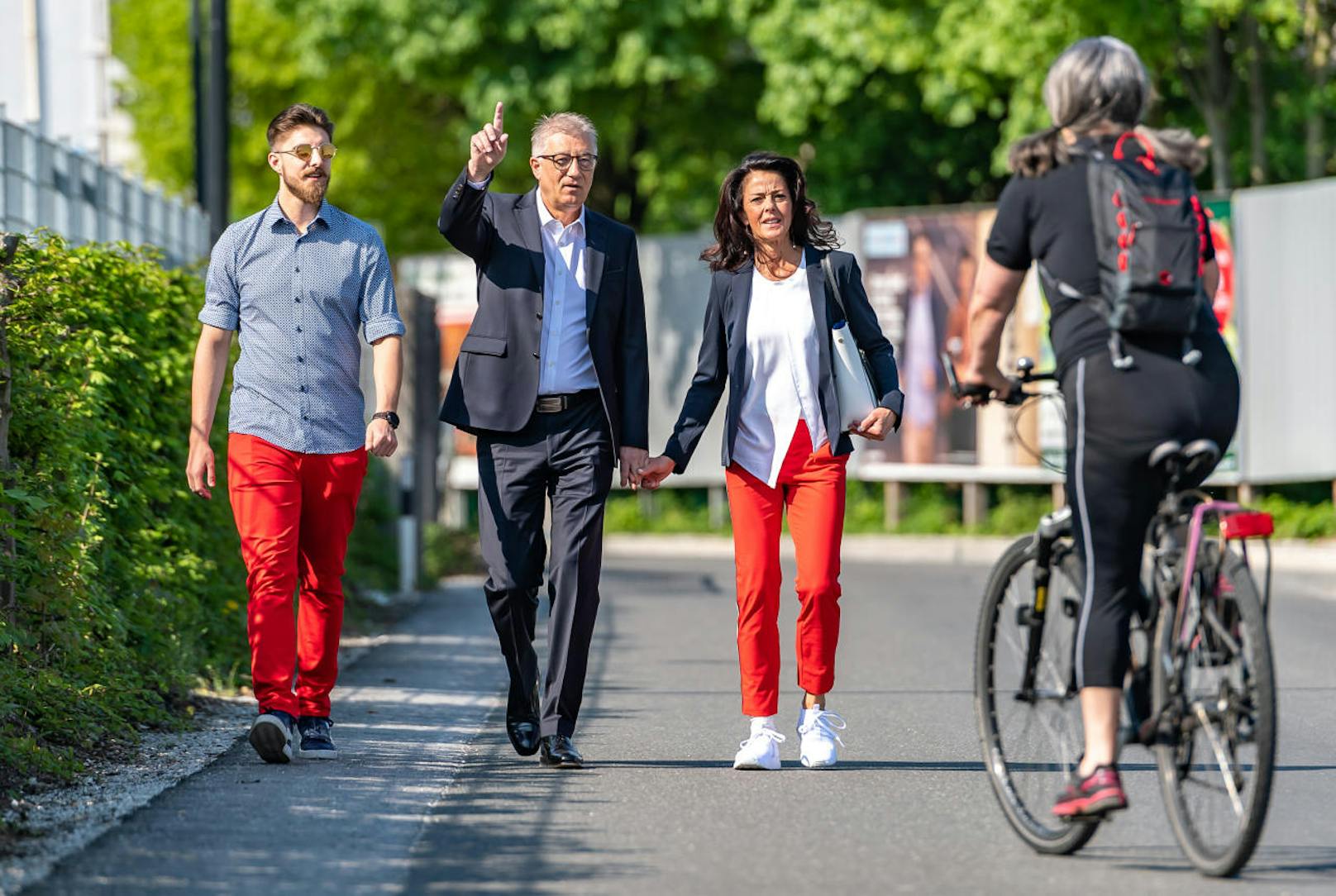 SPÖ-Spitzenkandidat Walter Steidl mit Frau Brigitte und Sohn Oliver vor der Stimmabgabe in Salzburg.