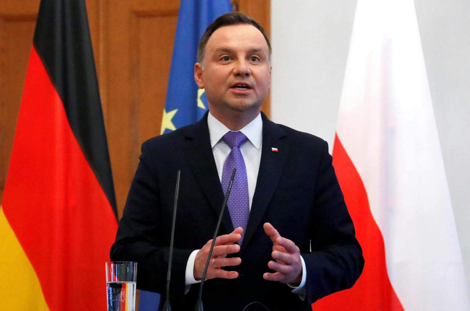 <b>Platz 31: Polen</b>
Der polnische Präsident Andrzej Duda bezieht ein Jahresgehalt von <b>97.500 Euro</b>. Ein durchschnittlicher Pole verdient jährlich ein Viertel, nämlich 24.200 Euro.
