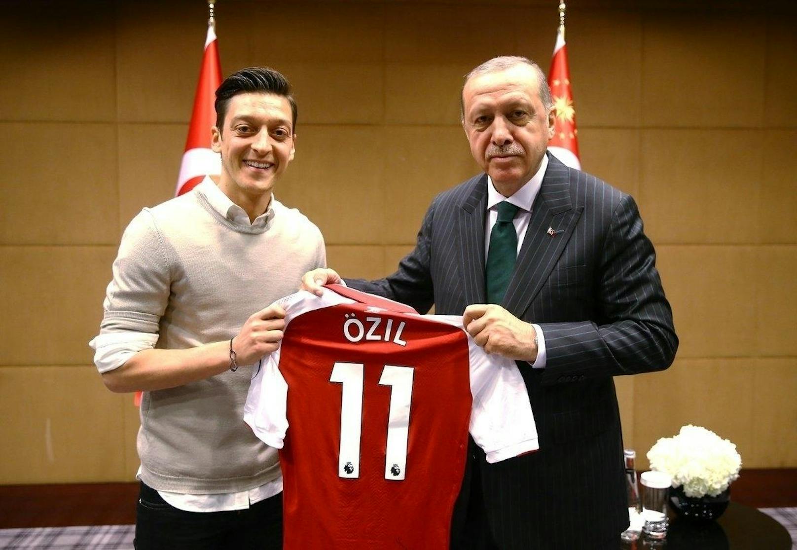 Von Özil erhält Erdogan ein Arsenal-Trikot.