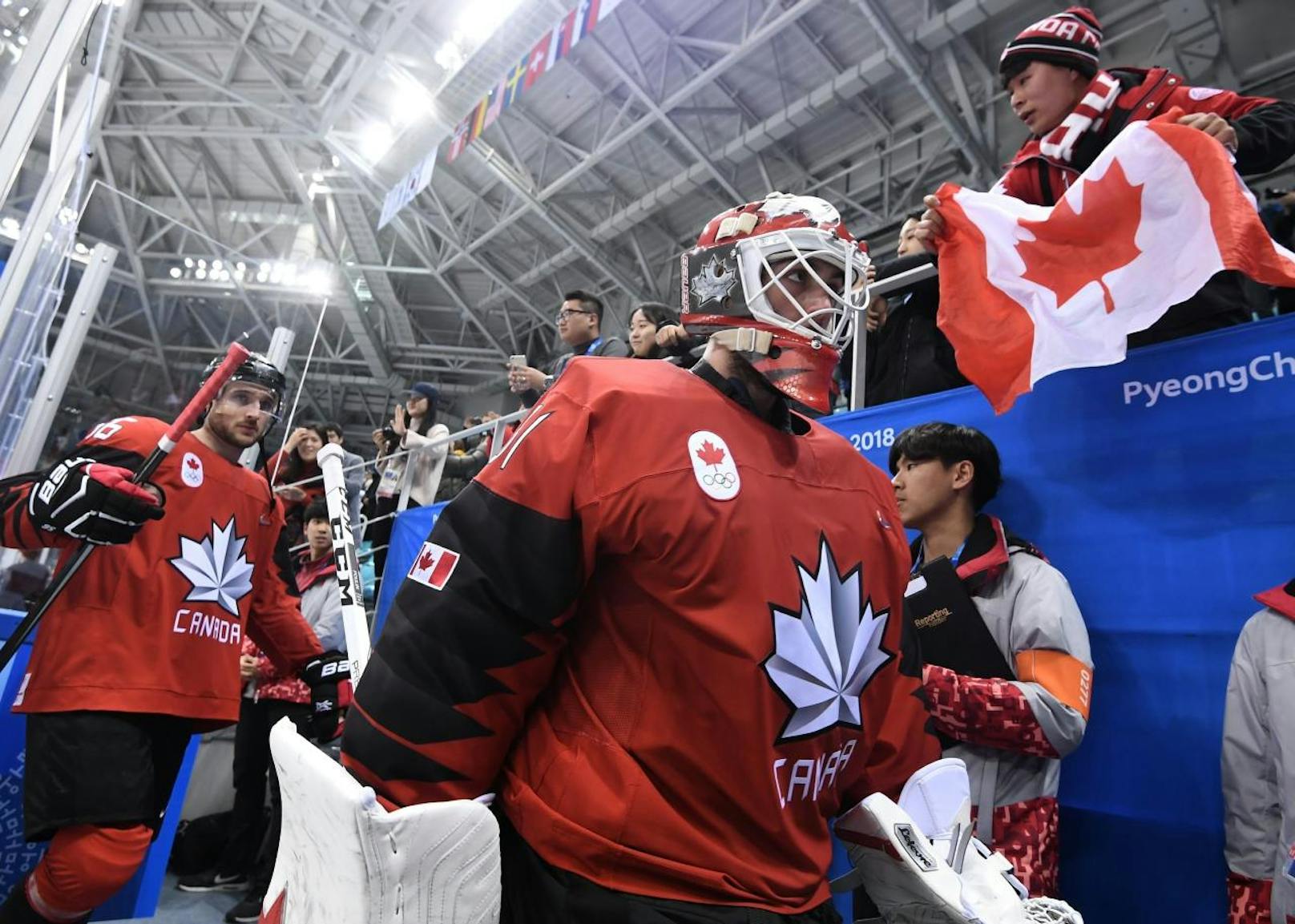 Kanadas Eishockey-Drama! 2010 und 2014 holten die Kanadier jeweils die Olympische Goldmedaille im Eishockey. Auf dem Weg dorthin scheiterten die Cracks in Pyeongchang allerdings am Sensationsteam Deutschland mit 3:4.