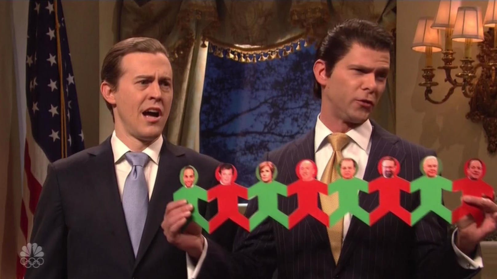 Trumps Söhne Eric (Alex Moffat) und Donald Trump Jr. (Mikey Day) haben was Schönes für den Weihnachtsbaum gebastelt