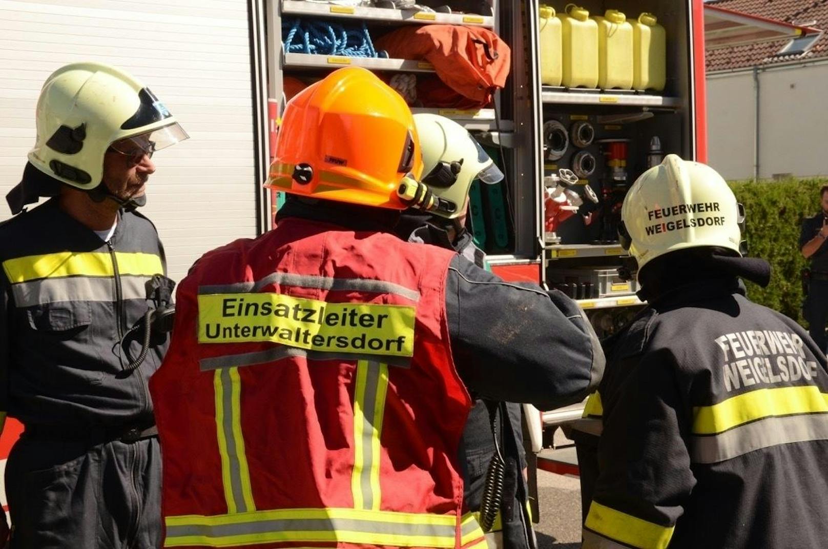 Nachbarn, Feuerwehr und Sanitäter retteten Frau in Unterwaltersdorf