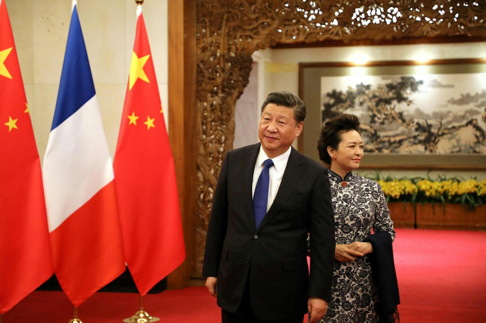 China's Präsident Xi Jinping und seine Ehefrau Peng Liyuan heißen Frankreichs Staatschef willkommen.