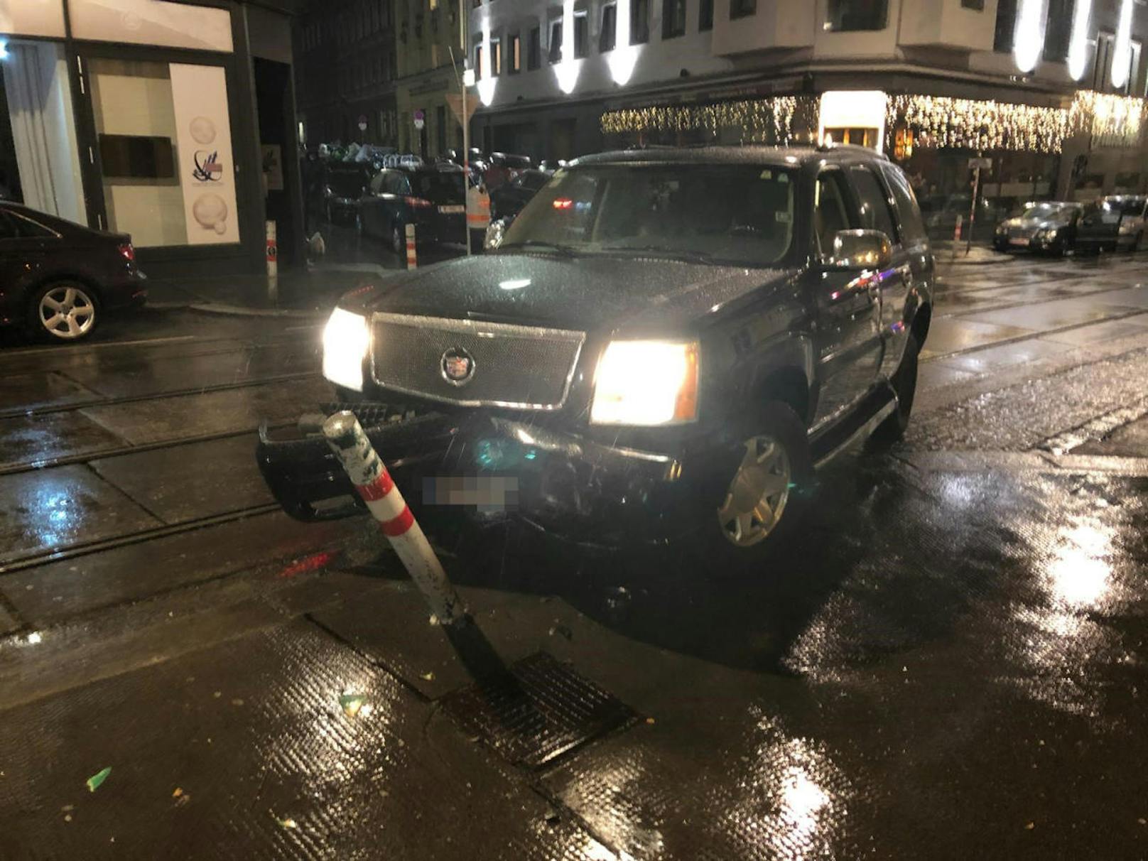 Der Lenker eines Luxus-SUVs kam in Wien von der Straße ab.