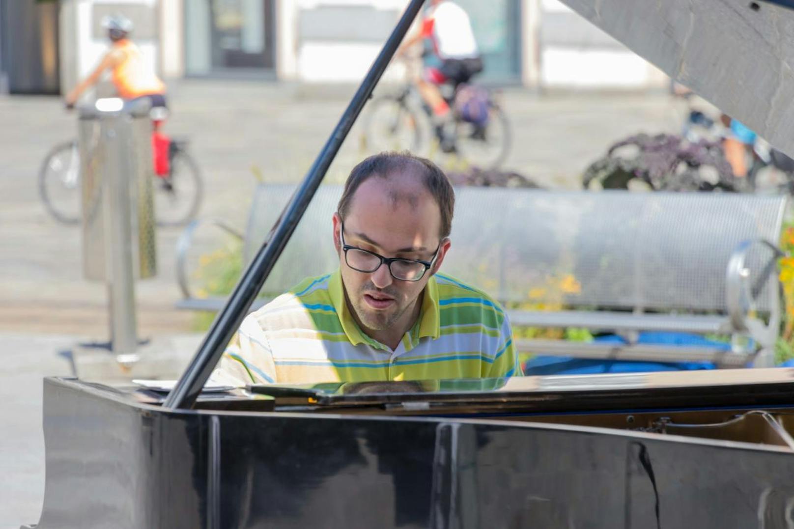 Die ersten Musiker trotzten der Hitze am Linzer Hauptplatz. Ausgebildeter Pianist Andreas (38) spielte ein Stück von Franz Liszt. Auch Organisatorin Barbara Plank (27) spielte auf und gab gesanglich Gas. 