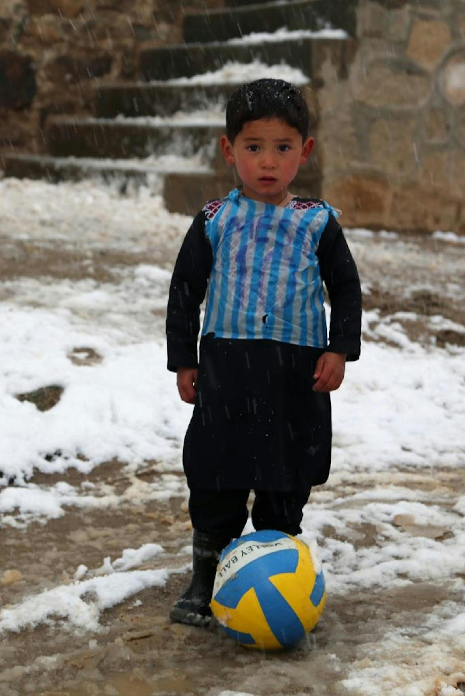 Die Bilder des kleinen Murtaza in seinem Messi-Trikot aus Plastik gingen damals um die Welt.