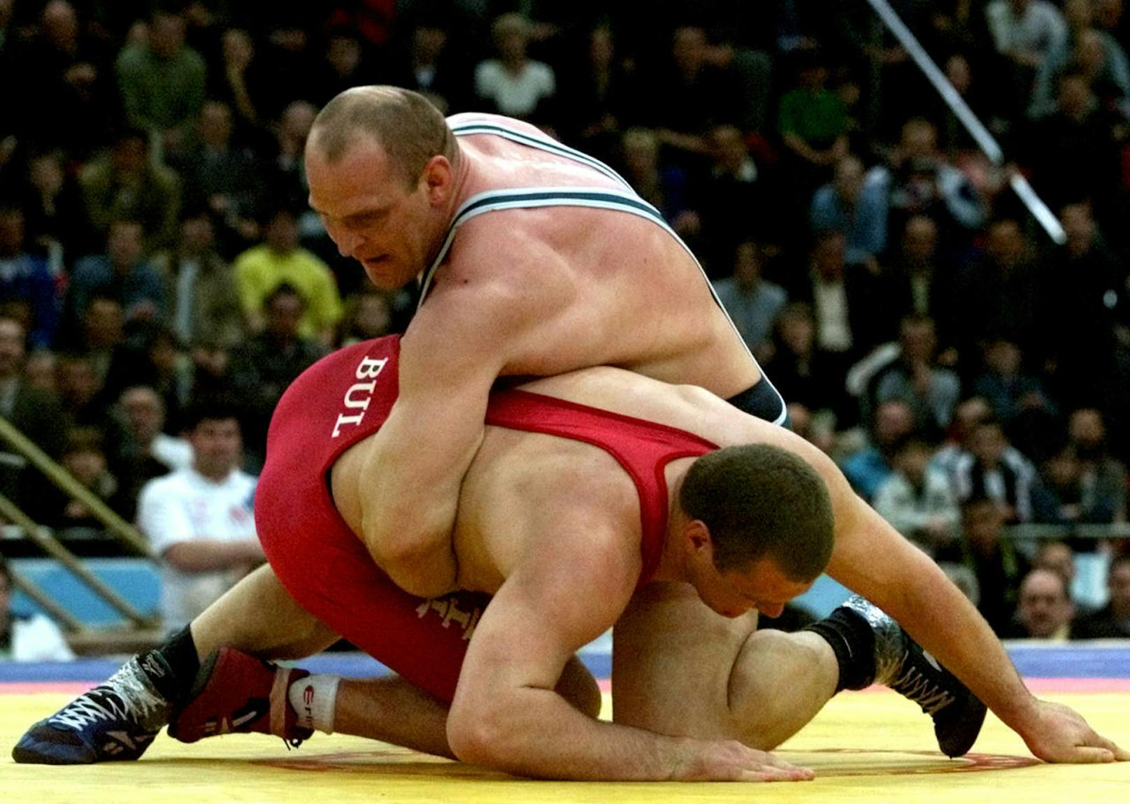 <b>Ringen:</b> Alexander Karelin (o.) blieb in der Schwergewichtsklasse des griechisch-römischen Stils 13 Jahre das Maß aller Dinge. Ausgerechnet im Olympia-Finale 2000 kassierte er die erste Niederlage in einem internationalen Wettkampf.