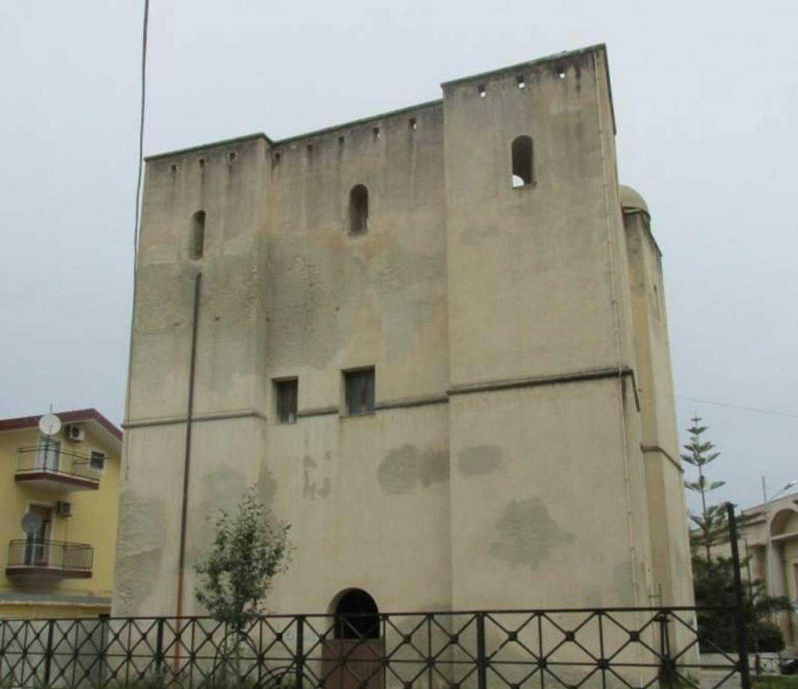 <b>Torre Cupo</b>
Der Turm steht in Schiavonea, einem früheren Fischerdorf in der Region Kalabrien. Er hat eine Fläche von 550 Quadratmetern und darf für Gewerbe genutzt werden. Er stammt aus dem 16. Jahrhundert.