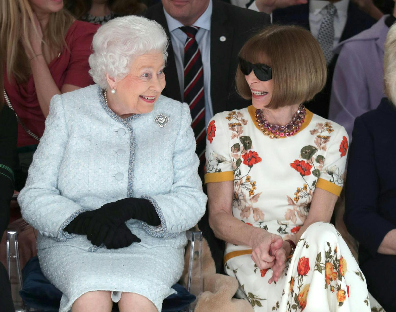 Unglaublich - die Königin der Briten hat ein ganzes Hut-Arsenal. Seit Amtsantritt hat Elizabeth II. 5000 (!) Hüte gesammelt. Foto: 
2018 besuchte die Queen die Londoner Fashion Week - und saß in der Front Row neben Anna Wintour.