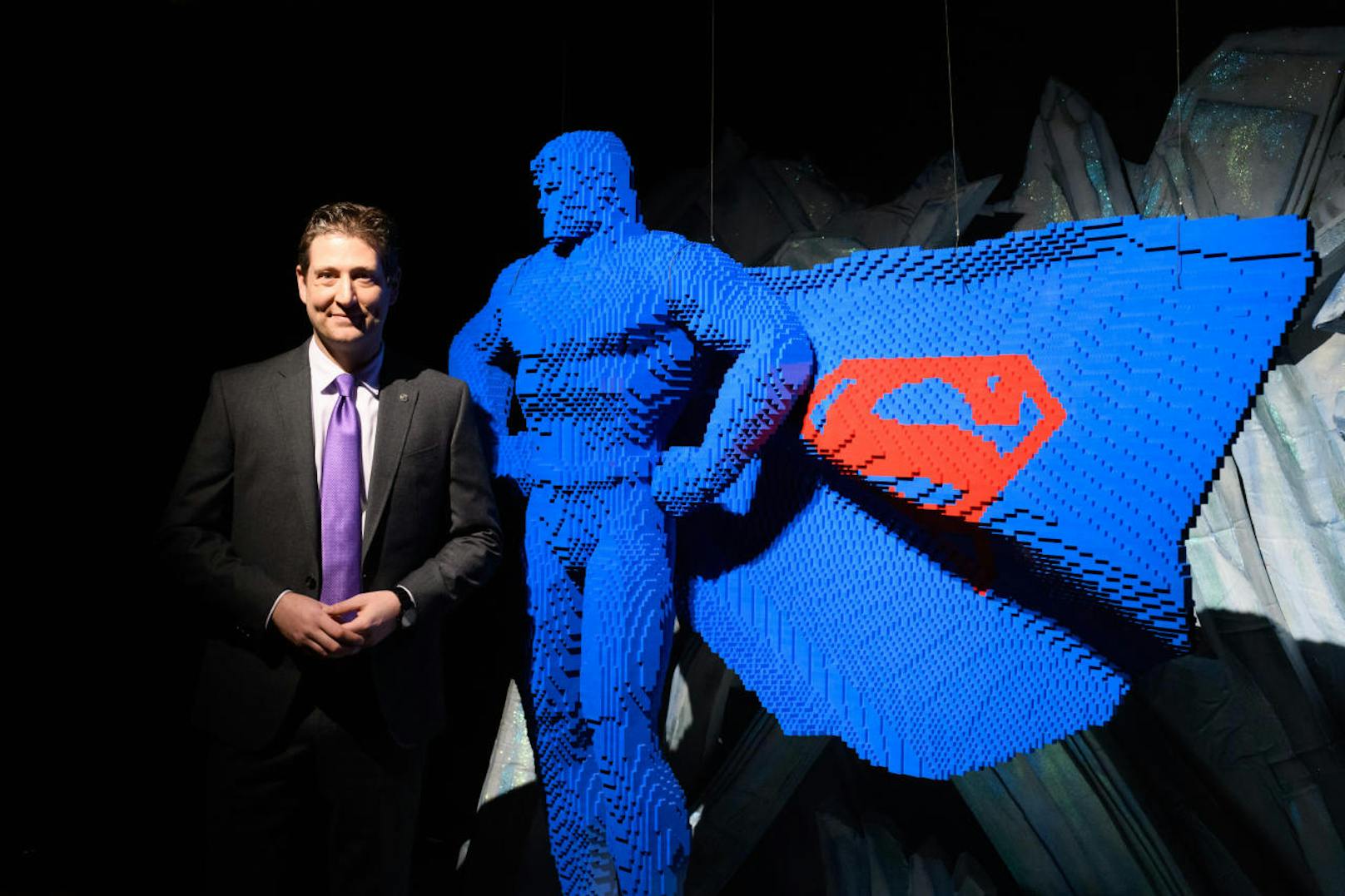 Nathan Sawaya macht Lego zu Kunst. Hier steht er neben einer seiner Superman-Figuren. 