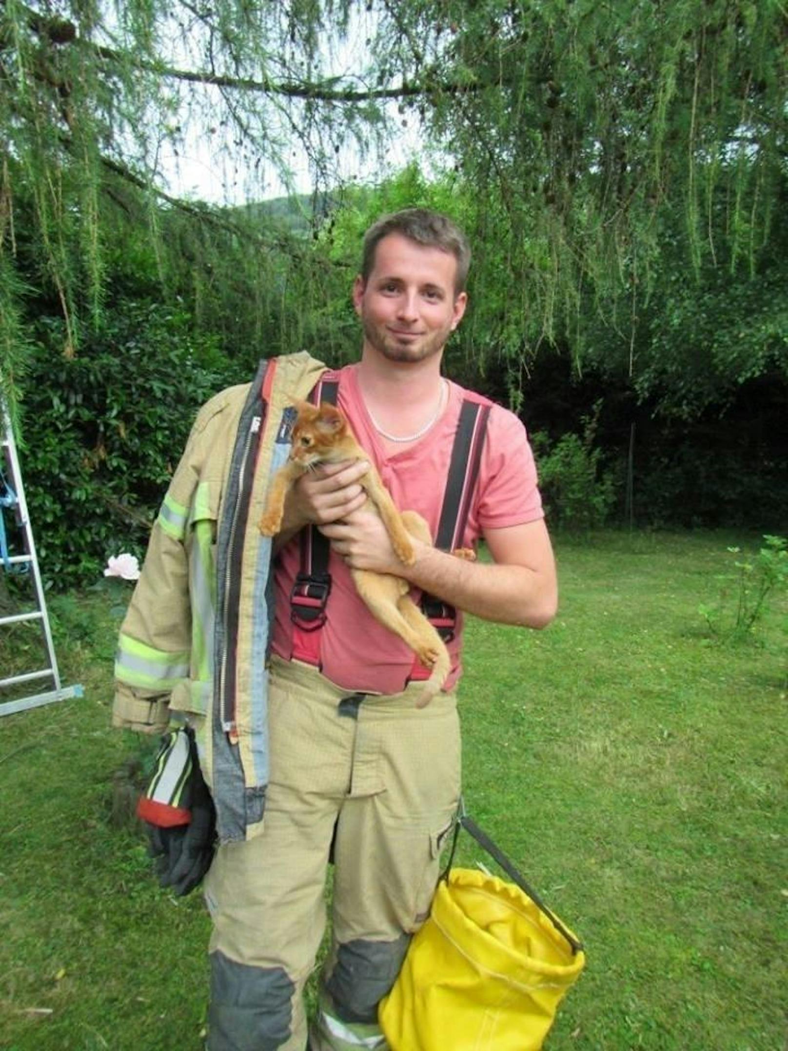 Feuerwehrmann mit der Katze.
