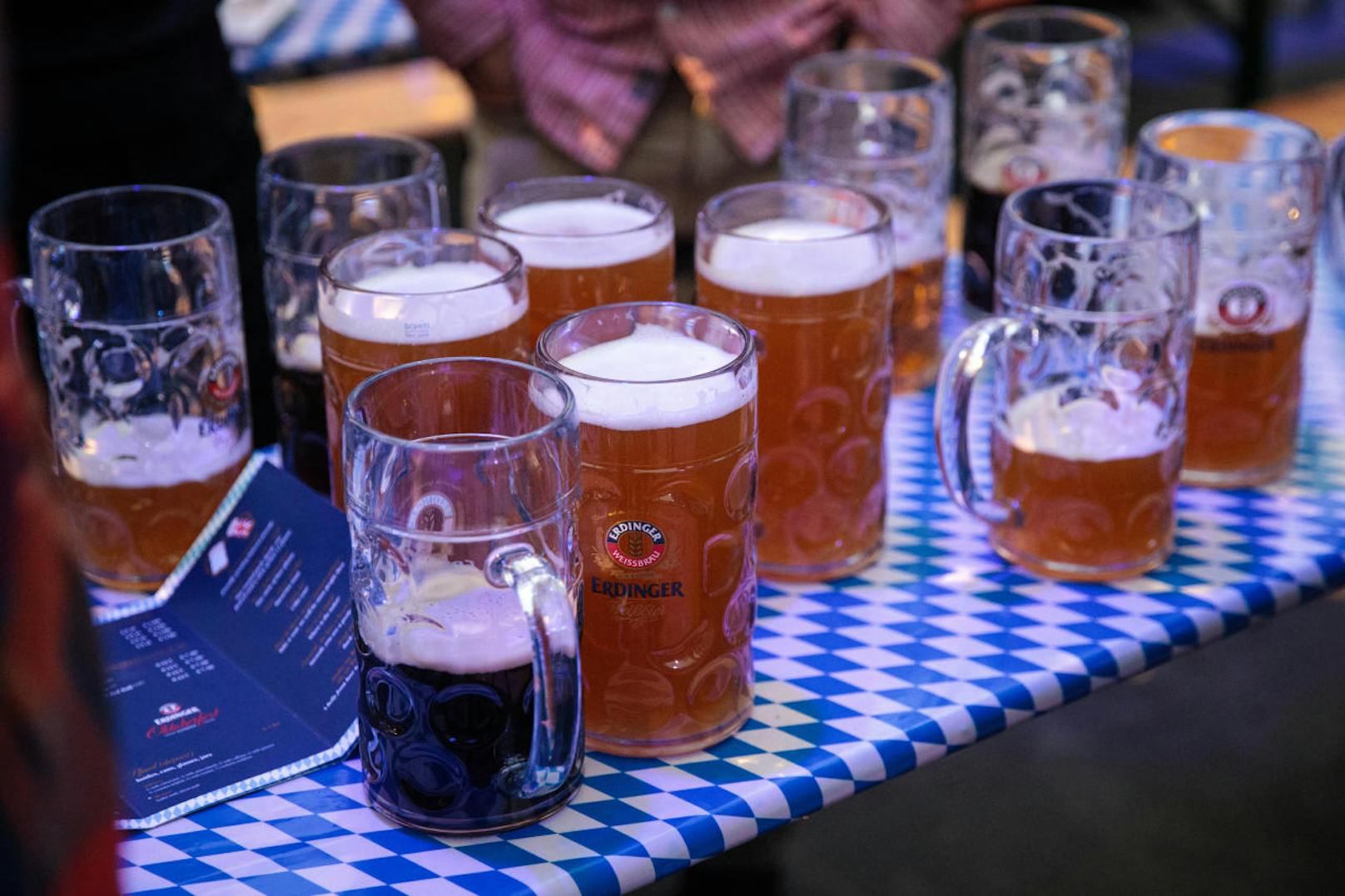 In München gibt es seit 2012 eine Bier-Pipeline, die das Hackerzelt auf dem Oktoberfest extraschnell mit Bier versorgt. Dennoch sind die Deutschen nicht die stärksten Biertrinker.