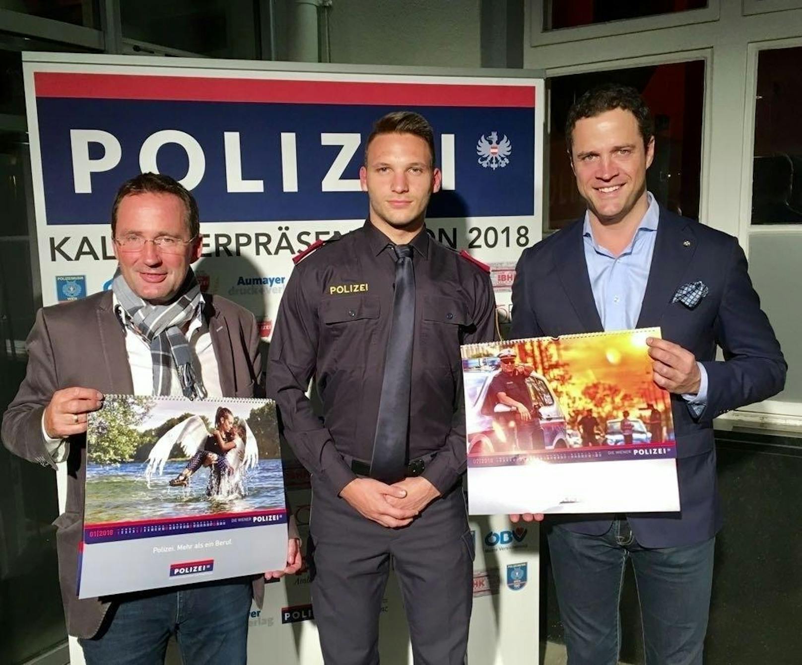 Polzeipräsident Gerhard Pürstl (links) präsentierte am Donnerstag den Polizeikalender 2018. Vizebürgermeister Johann Gudenus (FPÖ, rechts) schaute vorbei.