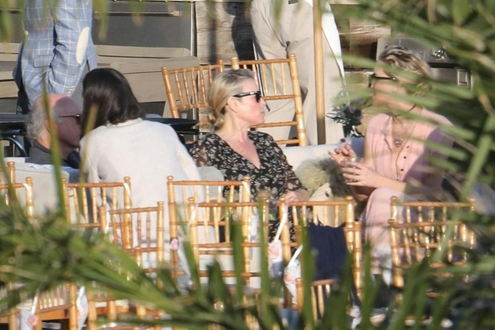 Die Paparazzi hatten mit Jennifer Lawrence ihre liebe Not. Sie saß halb versteckt hinter einer Pflanze
