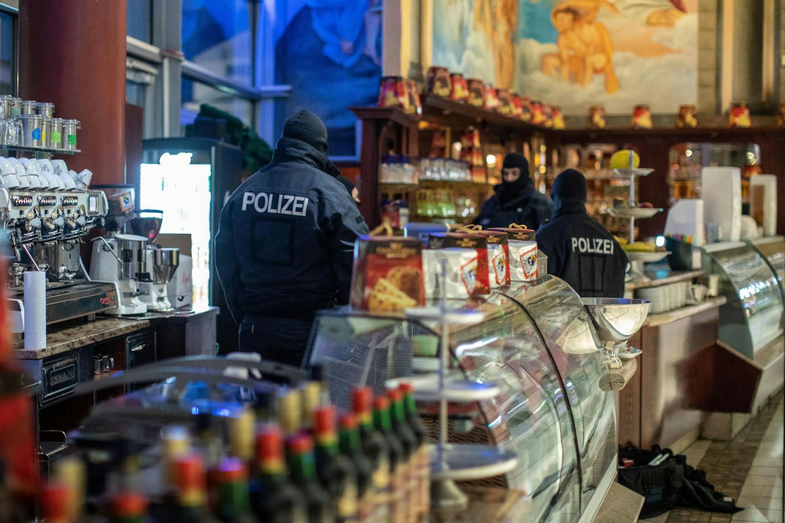 Nein, sie kaufen nichts: Deutsche Polizisten während einer Razzia gegen die Mafia-Organisation 'Ndrangheta in einem Eis-Geschäft im Zentrum von Duisburg (Nordrhein-Westfalen) am 5. Dezember 2018.