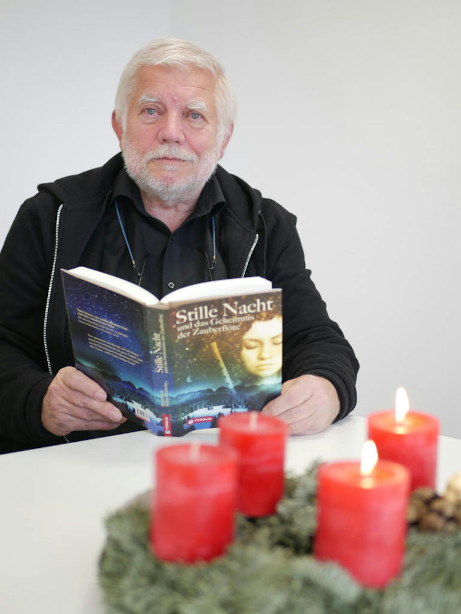 Reinhard Schwabenitzky stellt sein erstes Buch "Stille Nacht und das Geheimnis der Zauberflöte" vor.