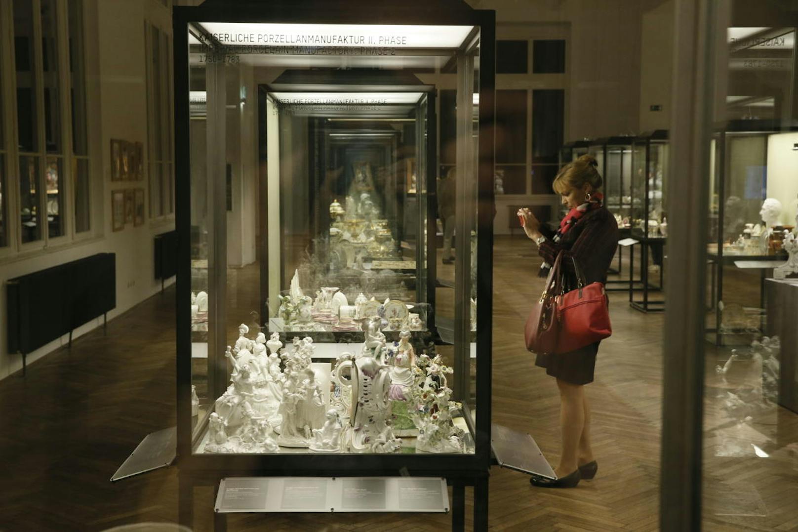 Rund 1.000 Exponate aus den Beständen des MAK sowie aus nationalen und internationalen Sammlungen sind ab Mittwoch bis 23. September im Wiener MAK zu sehen.