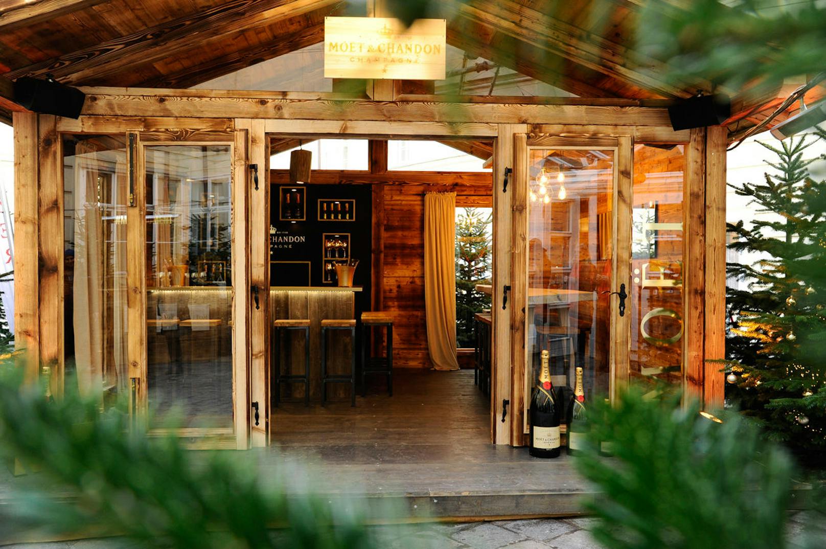 Das Moët & Chandon Winter Chalet lockt von 1. Dezember 2017 bis 7. Jänner 2018 mit entspannter, winterlicher Atmosphäre in den Innenhof der renommierten Pizzeria Regina Margherita.