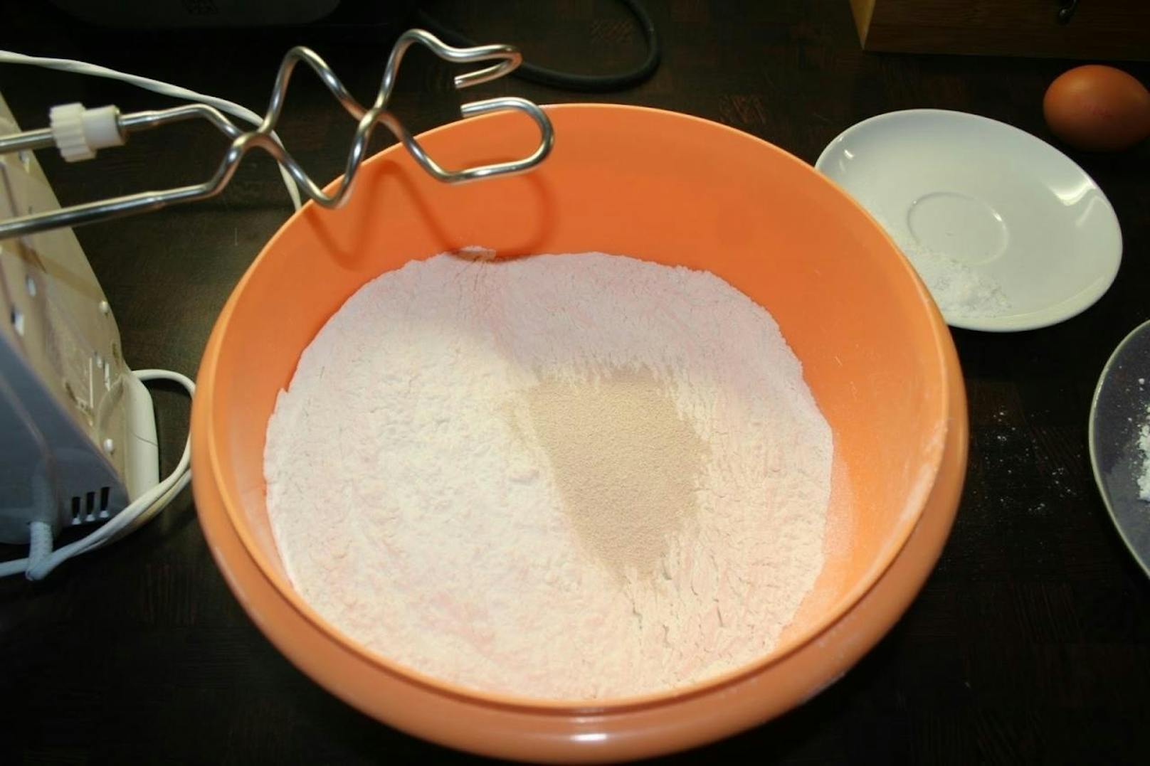 Das Mehl in einer Schüssel mit dem Germ gut vermischen.