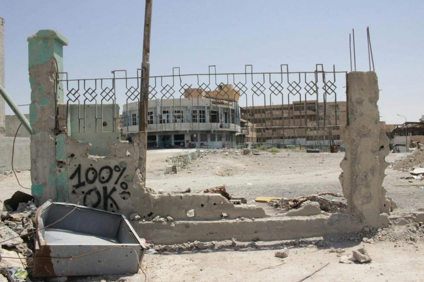 Der Wiederaufbau der Stadt geht langsam voran. Alle Hauptstraßen und jene öffentlichen Gebäude, die noch stehen, sind von Sprengfallen und Minen geräumt (im Bild das Spital von Raqqa): 100% OK heißt, dass das Areal sicher ist.