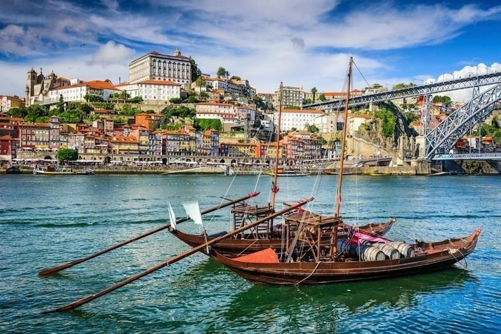 <b>Waage - Porto, Portugal</b>
All die Anstrengungen und Mühen der letzten Jahre werden sich für alle Waage-Geborenen 2018 endlich lohnen: In jedem möglichen Lebensbereich könnt ihr euch im kommenden Jahr über positive Überraschungen freuen und eure Lebensgeister wieder aufleben lassen. Auch völlig neue Herausforderungen werdet ihr meistern, wenngleich stets mit einem gewissen Hauch Melancholie, ganz im Sinne eurer ausbalancierten Art - und auch passend zur Stadt, in die euch die Sterne 2018 schicken: Porto in Portugal, wo euch fabelhaftes Essen, perfektes Wetter und Kreativität ohne Ende erwarten, angefeuert von einem gewissen, dem Ort eigenen, Wehmut. Lasst euch von Porto und seinem einzigartigen Charme in den Bann ziehen!