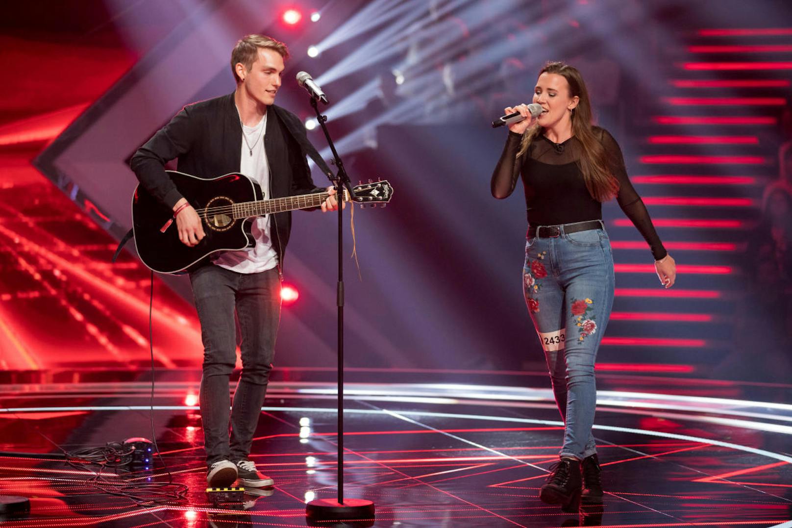 Adam (27) und Mira (24) sind seit 2015 ein Paar. Sie singt, er spielt Gitarre. in Folge 3 (31.8.). Das Wiener-Duo ist am 31. August in Folge 3 zu sehen.