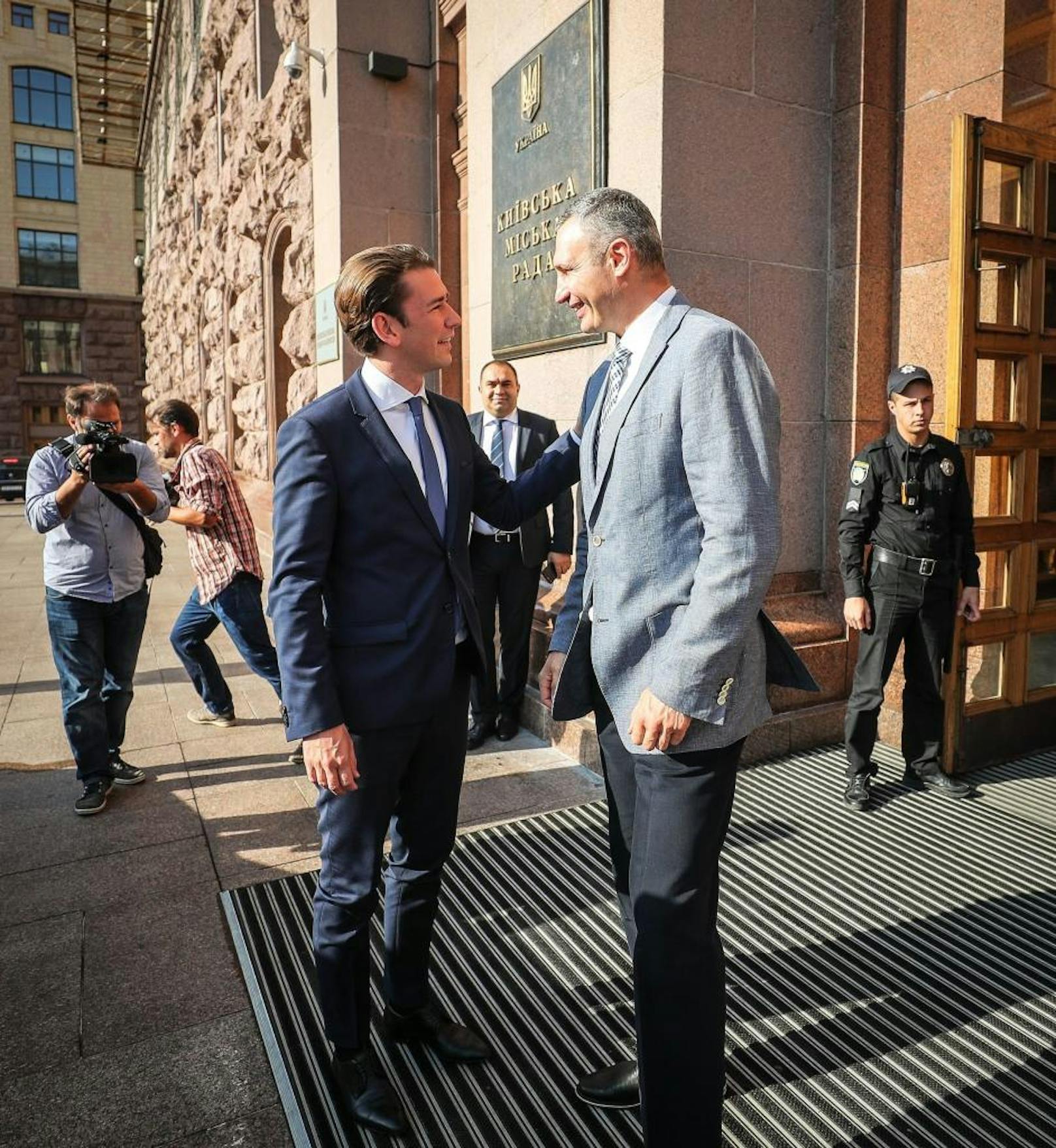 Kurz mit dem Bürgermeister von Kiew Vitali Klitschko (r.).