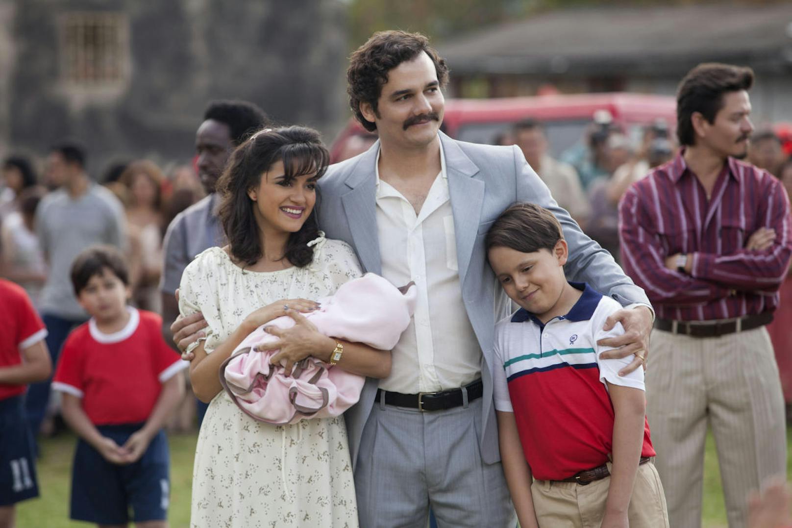 Pablo Escobar (Wagner Moura) mit seiner Frau Tata (Paulina Gaitán) und seinen Kindern. (Credit: Daniel Daza)