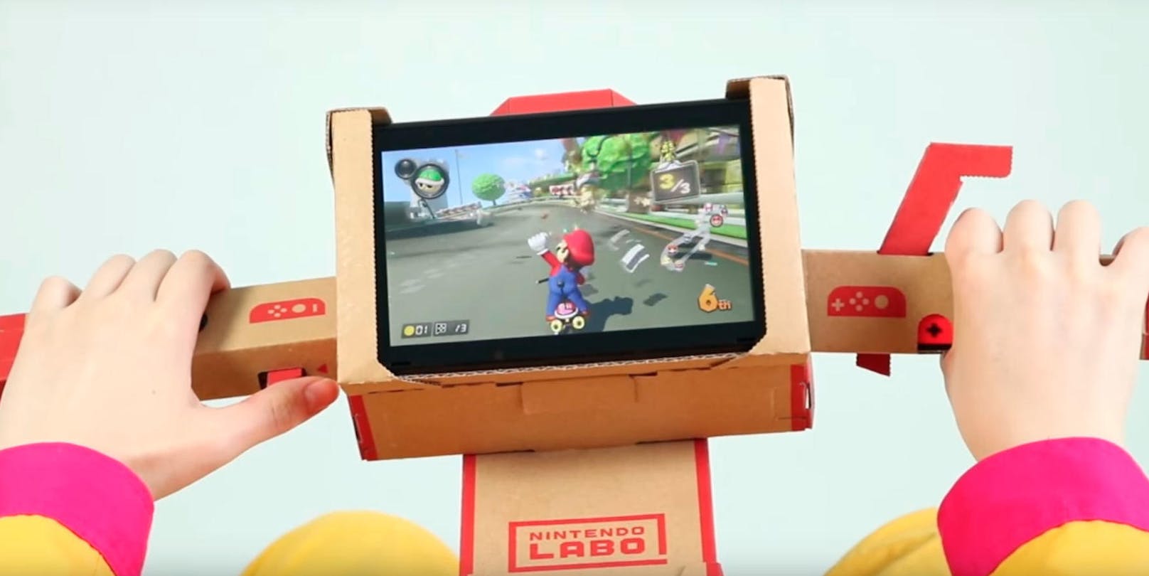 <b>26. Juni 2018:</b> Mario Kart 8 Deluxe für Nintendo Switch kann ab sofort auch mit Pappkarton gesteuert werden. Nintendo hat das Spiel nämlich mit einem Update versehen, das den Mororradlenker des Nintendo Labo Multi-Kits (im Handel um ca. 70 Euro erhältlich) mit dem Fun-Racer kompatibel macht. Die Joy-Con-Controller werden links und rechts in die Lenkstange gesteckt, der Switch-Bildschirm in die Mitte eingesetzt und los gehts!