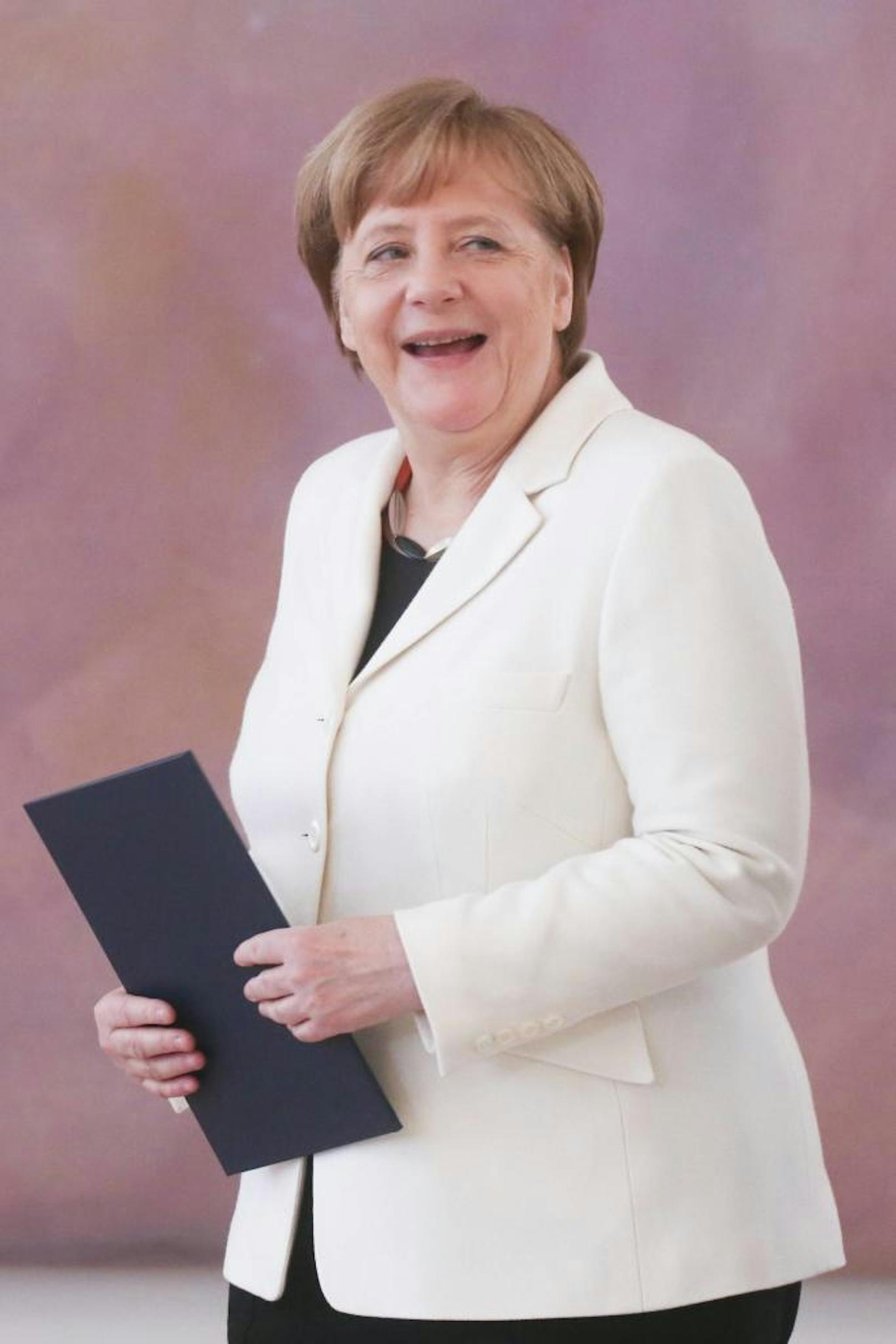 Bundeskanzlerin Angela Merkel bei der Ernennung der neuen Minister durch Bundespräsident Frank-Walter Steinmeier im Schloss Bellevue.