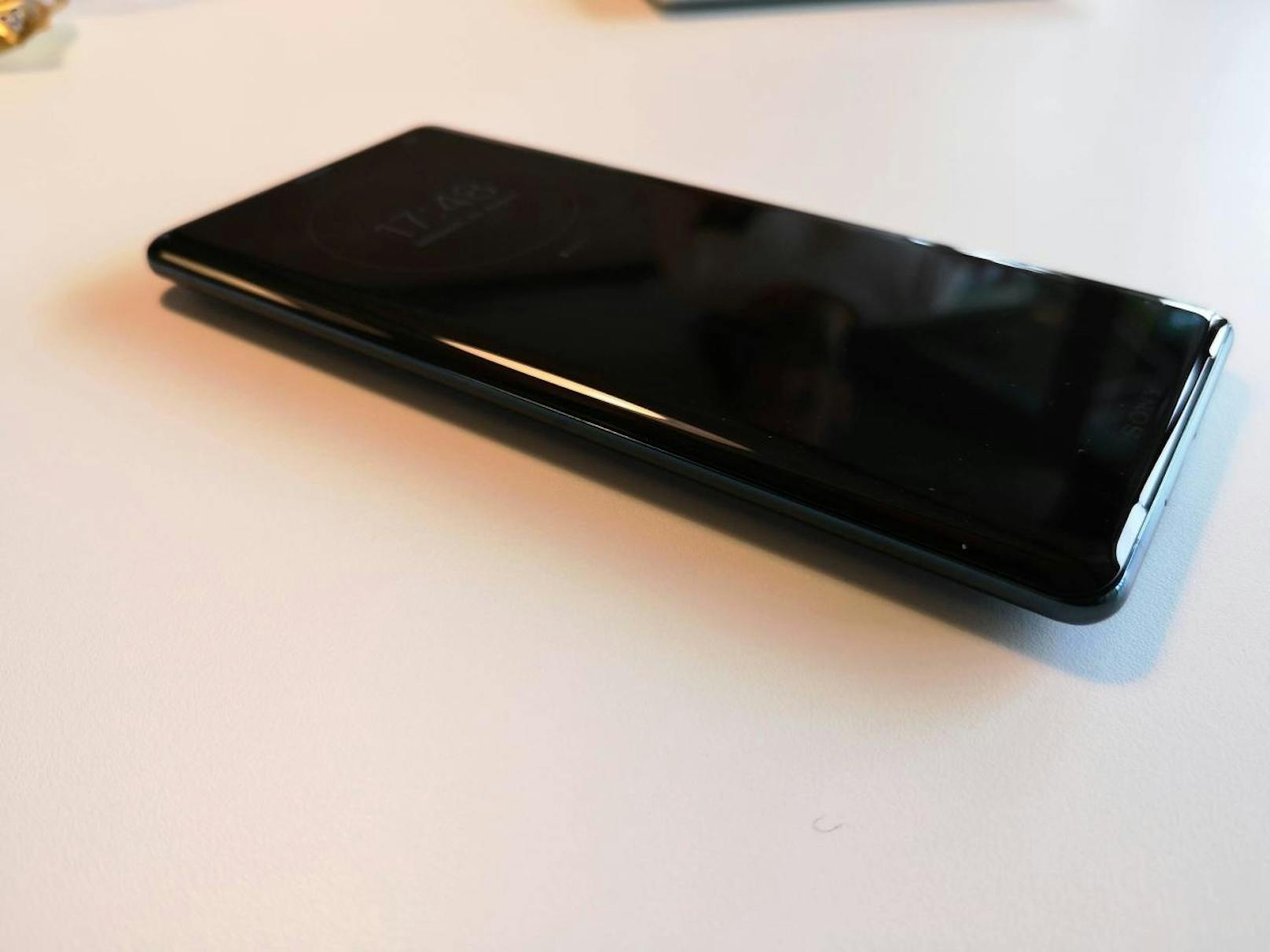 Genau wie die Rückseite besteht das 6-Zoll-Display aus Gorilla Glass 5. Im Inneren steckt ein Snapdragon 845 Prozessor, das Gerät wird mit Android Version 9 (Pie) ausgeliefert.