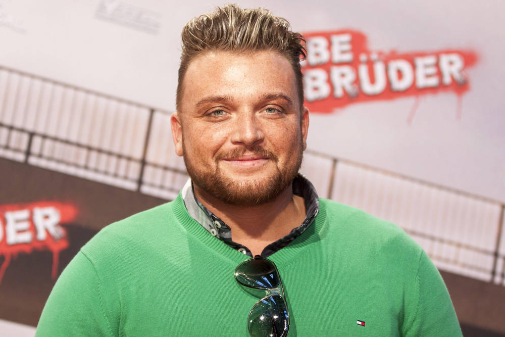 Ex-DSDS-Star <strong>Menowin Fröhlich</strong> schlittert immer wieder in neue Skandale: Nun wurde er wegen Betrugs zu einer saftigen Geldstrafe verurteilt.