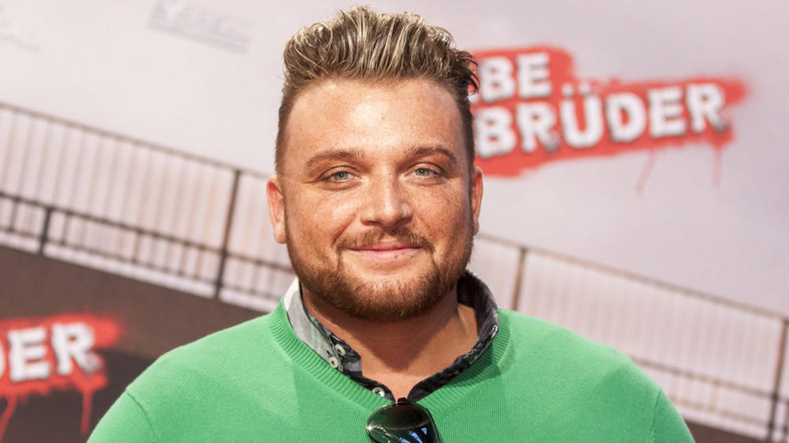 Ex-DSDS-Star <strong>Menowin Fröhlich</strong> schlittert immer wieder in neue Skandale: Nun wurde er wegen Betrugs zu einer saftigen Geldstrafe verurteilt.