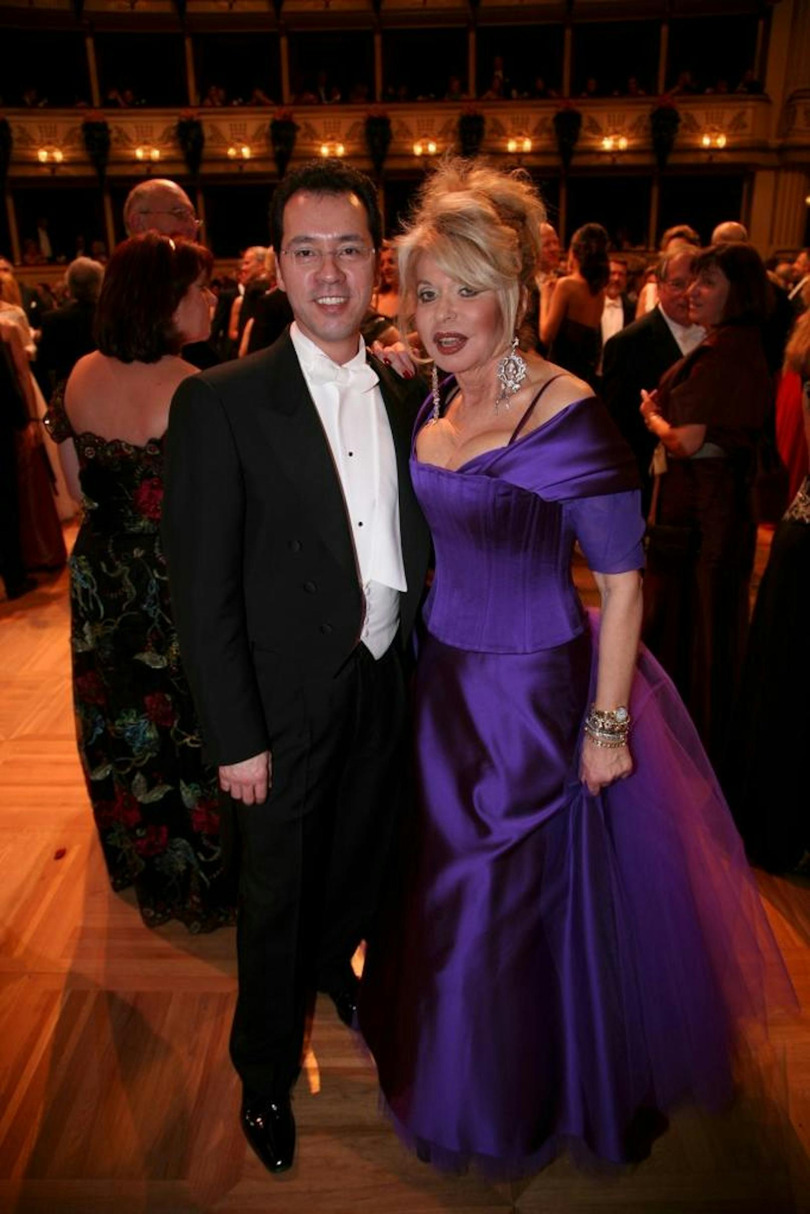 Jeannine Schiller und der Designer Thang de Hoo: Mit ein wenig Glück können Sie das wunderschöne violette Kleid von Liska gewinnen!
