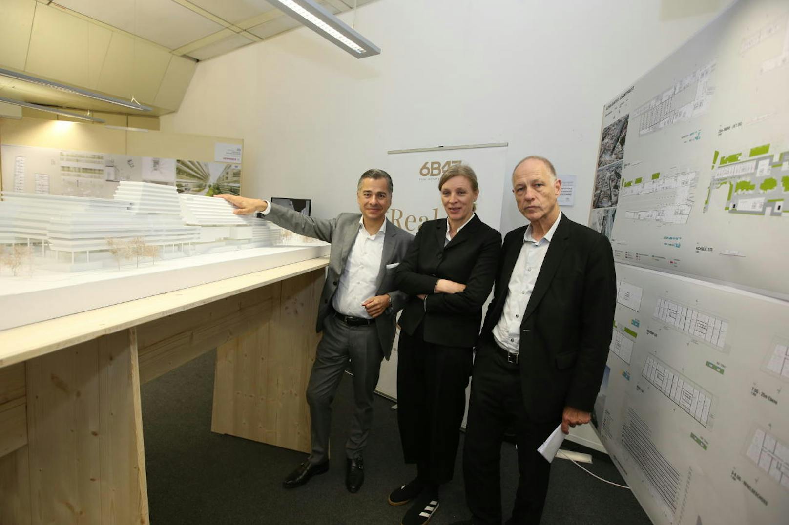 Der Vorstandsvorsitzende des Bauherren 6B47 Peter Ulm stellte das Siegerprojekt der ARTEC-Architekten Bettina Götz und Richard Manahl (v.l.n.r.) vor.
