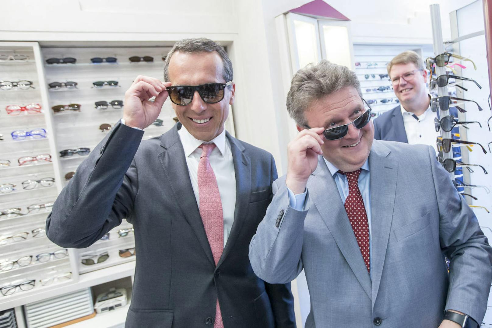 Beim Brillen-Test hatten SP-Chef Kern und SP-Wien-Chef Michael Ludwig sichtlich Spaß.