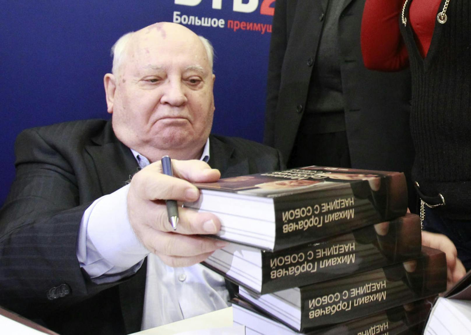 Michail Gorbatschow, März 1985 bis August 1991 Generalsekretär des Zentralkomitees der Kommunistischen Partei der Sowjetunion und von März 1990 bis Dezember 1991 Staatspräsident der Sowjetunion

Es war keine böse Absicht, dass gleich mehrere Journalisten den russischen Spitzenpolitiker mit diesem inzwischen ikonisch gewordenen Sager zitierten. Vielmehr das Werk eines übereifrigen und äußerst sprachbegabten Pressesprechers. Wirklich gesagt hat Gorbatschow: "Gefahren lauern nur auf jene, die nicht auf das Leben reagieren."
