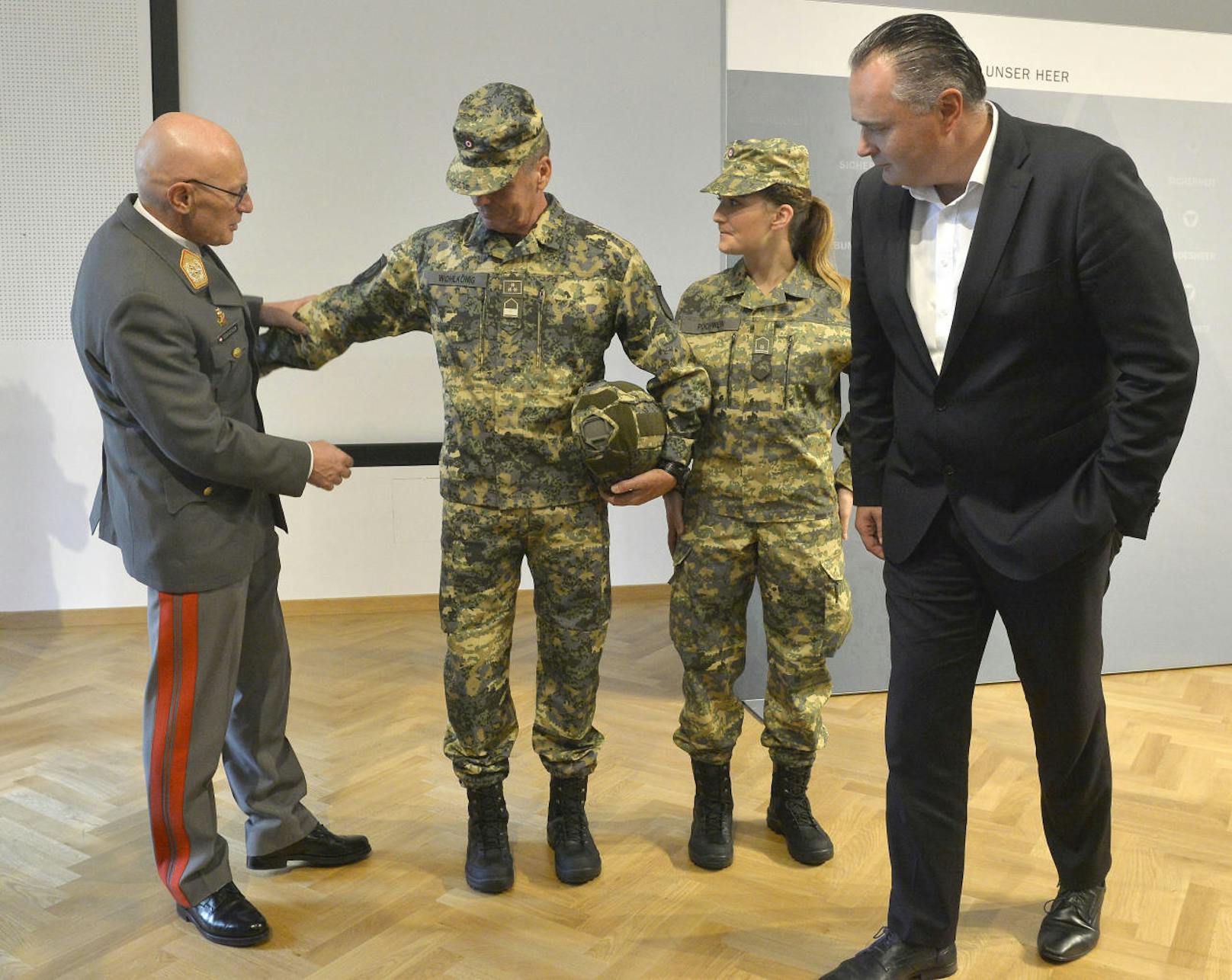 Der damalige Generalstabschef Othmar Commenda (l.) und der damalige Verteidigungsminister Hans Peter Doskozil (SPÖ, r.) während der Präsentation.