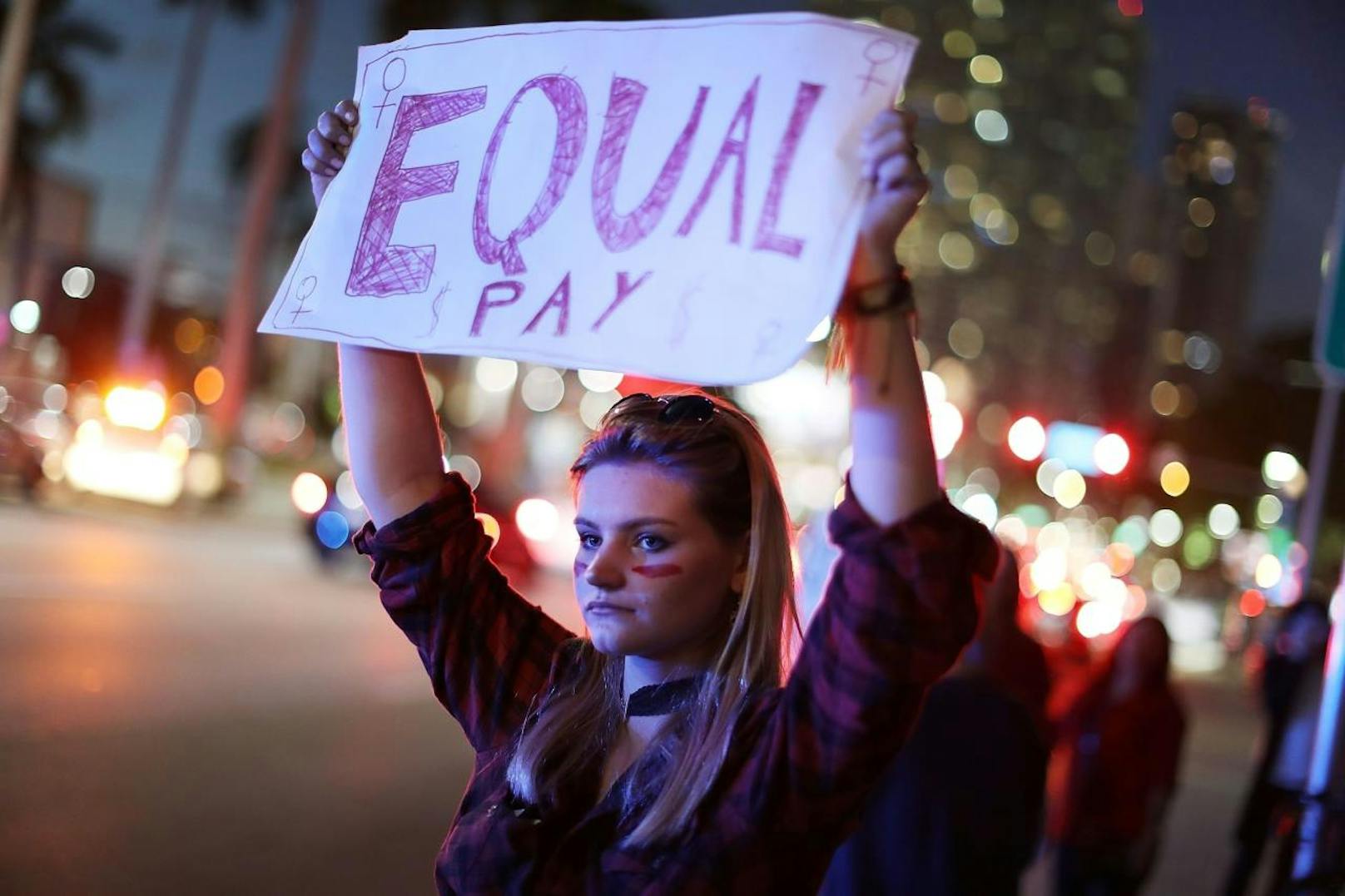 Der Equal Pay Day ist jener Tag, an dem Vollzeit arbeitende Männer bereits das Jahreseinkommen von Vollzeit arbeitenden Frauen erreicht haben.