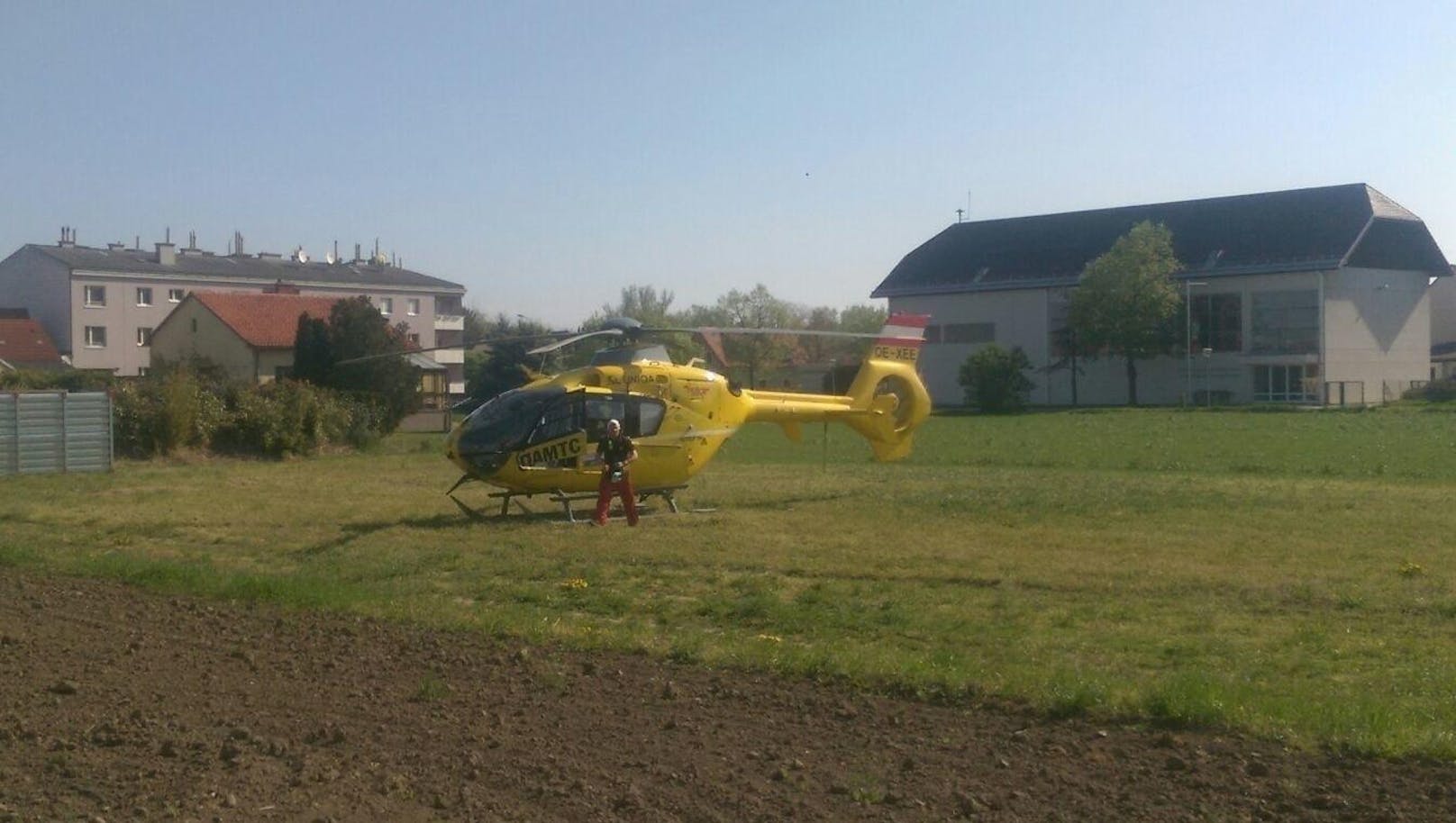 Die First Responder aus Schwechat waren umgehend vor Ort, kümmerten sich um den Mann und übergaben schließlich an das Team des Notarzt-Hubschraubers.