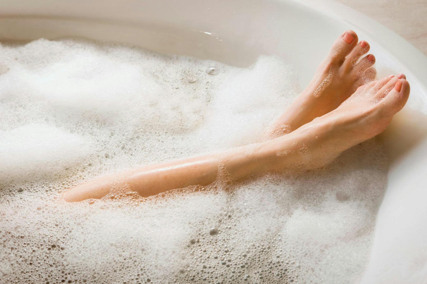 <b>15. Auch mit Intim-Duschgels sollte man vorsichtig umgehen.</b> Denn wer übertriebene Intimhygiene betreibt, beschädigt den Säureschutzmantel von Haut und Genitalbereich. Dadurch haben Bakterien leichtes Spiel und können schneller in den Körper gelangen.