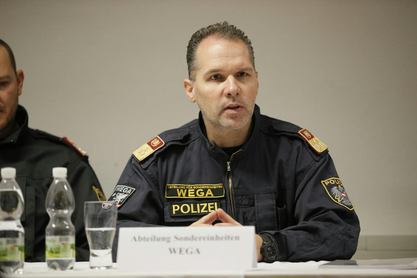 Der Kommandant der WEGA, Ernst Albrecht bei der Präsentation der WEGA medics.