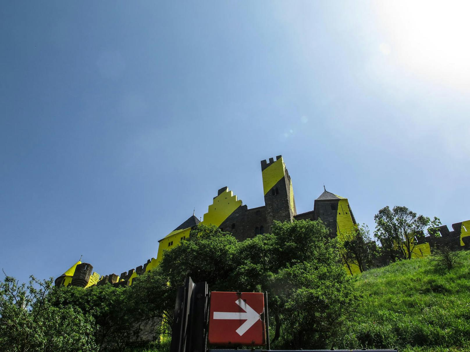 Die mittelalterliche Festung Carcassonne thront seit diesem Monat sehr gelb ...
