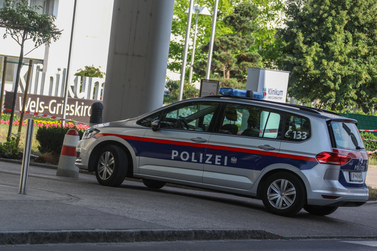 Beamte bei einem Einsatz vor dem Klinikum Wels. Es gibt in der Stadt im Vergleich wenig Beamte.